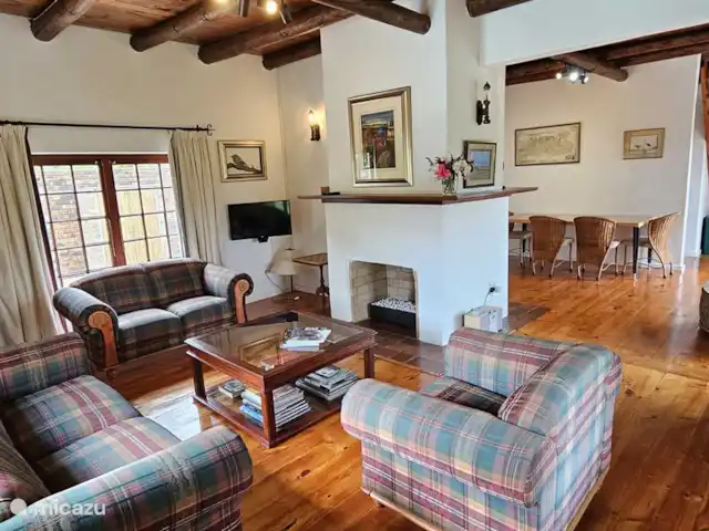 Location de Vacances Afrique du Sud, Le Cap (Cap occidental), Somerset West, gîte / cottage - Chaumière Somerset Ouest Salon spacieux avec foyer au gaz et TV