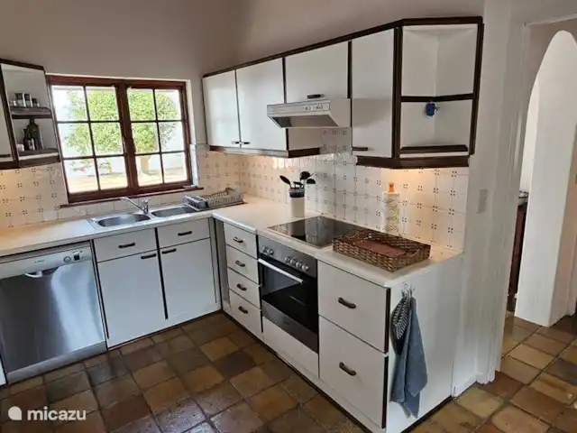 Location de Vacances Afrique du Sud, Le Cap (Cap occidental), Somerset West, gîte / cottage - Chaumière Somerset Ouest Cuisine entièrement équipée avec plaque vitrocéramique, four électrique, lave-vaisselle, réfrigérateur-congélateur