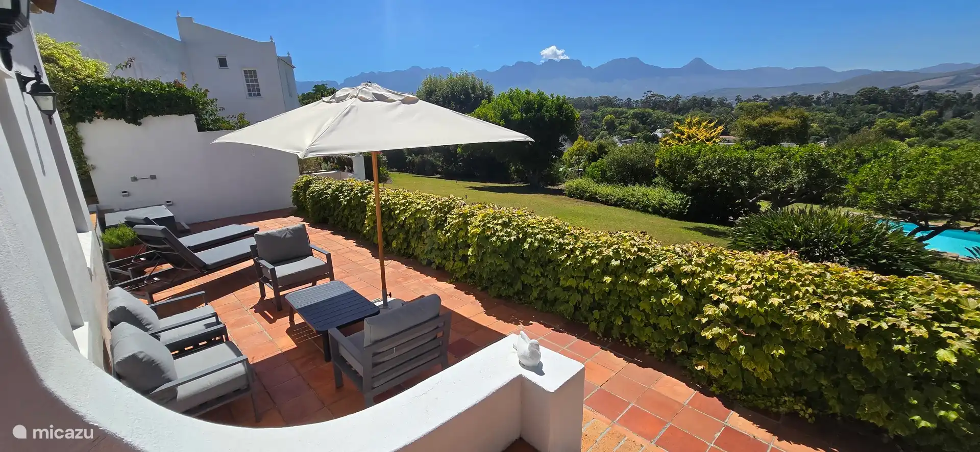 Terrasse ensoleillée confortable avec une vue magnifique