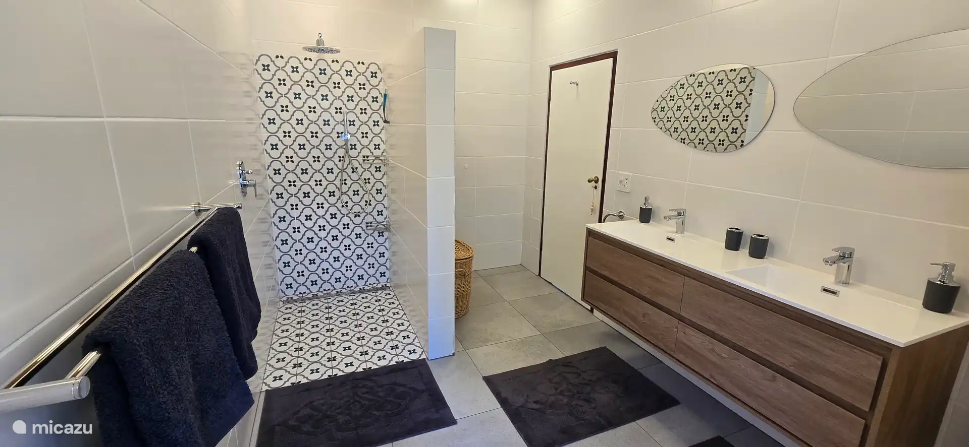 Salle de bains spacieuse et moderne avec douche à l’italienne