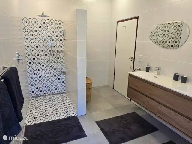 Location de Vacances Afrique du Sud, Le Cap (Cap occidental), Somerset West, gîte / cottage - Chaumière Somerset Ouest Salle de bains spacieuse et moderne avec douche à l’italienne