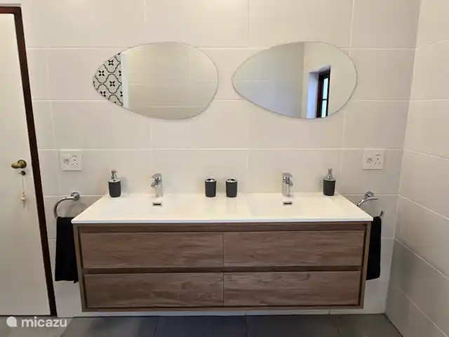 Location de Vacances Afrique du Sud, Le Cap (Cap occidental), Somerset West, gîte / cottage - Chaumière Somerset Ouest Salle de bain et deux lavabos