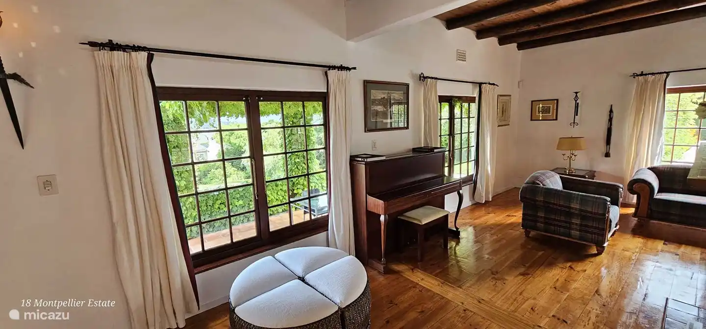 Séjour avec vue sur la terrasse et la piscine