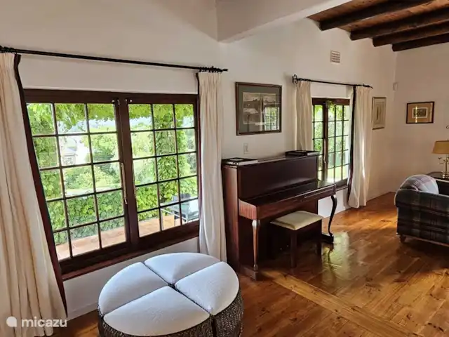 Location de Vacances Afrique du Sud, Le Cap (Cap occidental), Somerset West, gîte / cottage - Chaumière Somerset Ouest Séjour avec vue sur la terrasse et la piscine