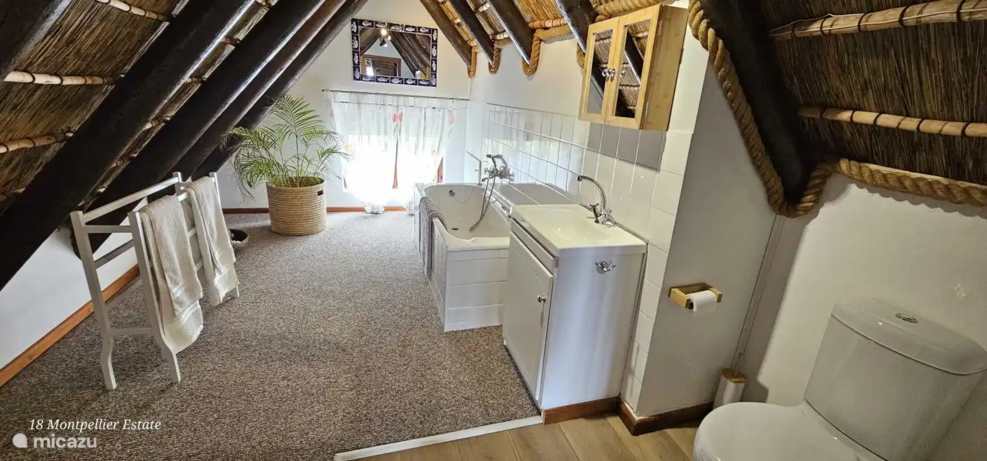 Salle de bain au premier étage avec WC, lavabo et baignoire avec douchette