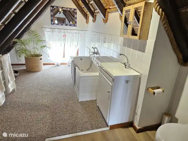 Location de Vacances Afrique du Sud, Le Cap (Cap occidental), Somerset West, gîte / cottage - Chaumière Somerset Ouest Salle de bain au premier étage avec WC, lavabo et baignoire avec douchette