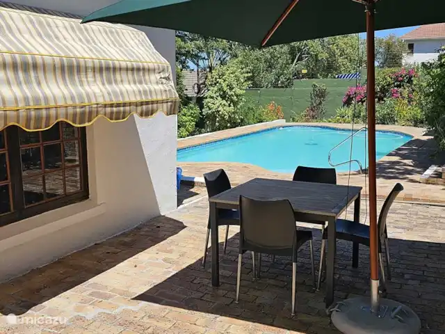 Location de Vacances Afrique du Sud, Le Cap (Cap occidental), Somerset West, gîte / cottage - Chaumière Somerset Ouest Chaume latérale avec sièges au bord de la piscine privée