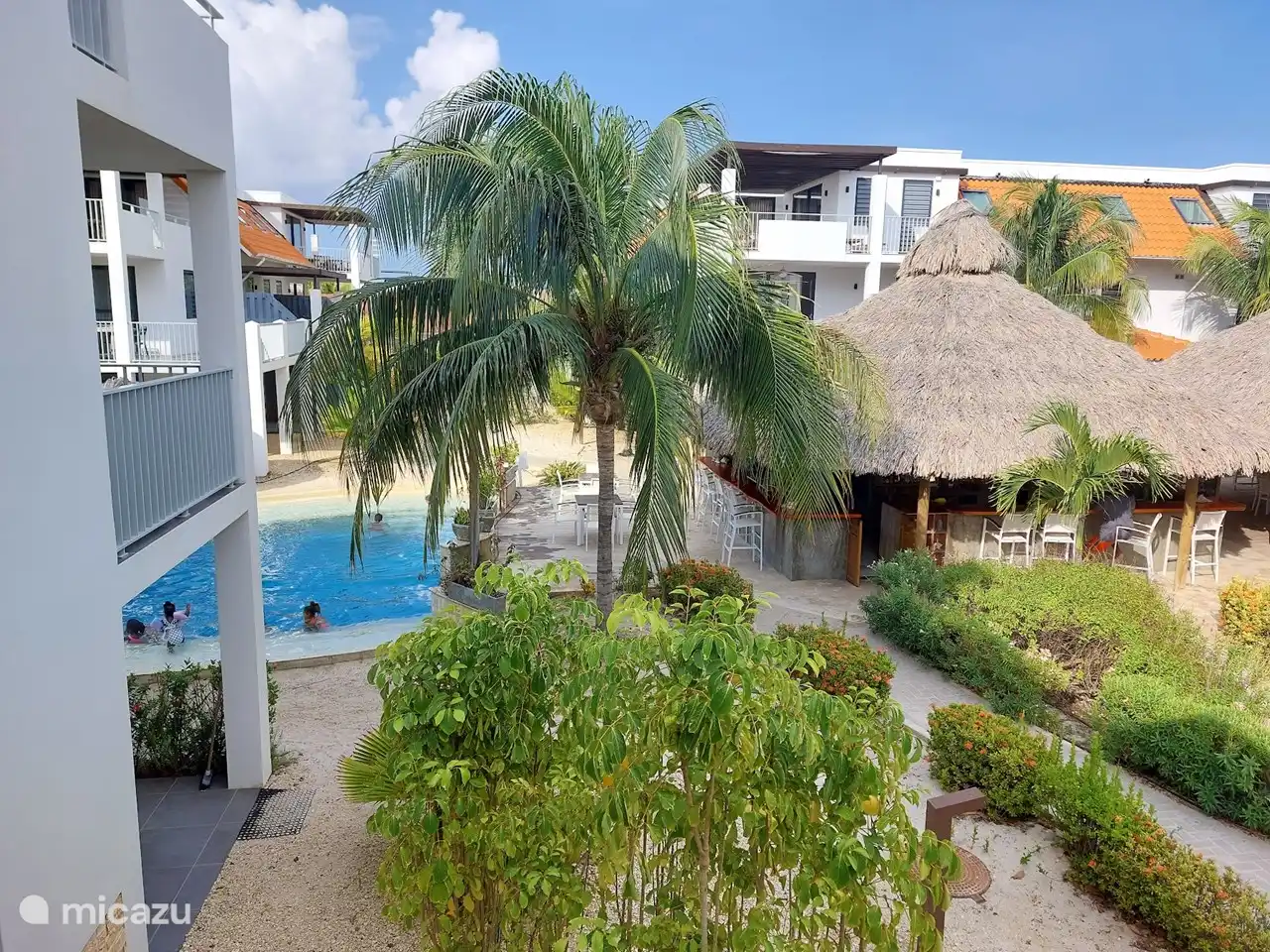Balkon mit Poolblick