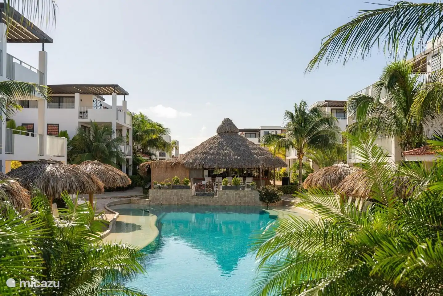 Schwimmbad und Poolbar