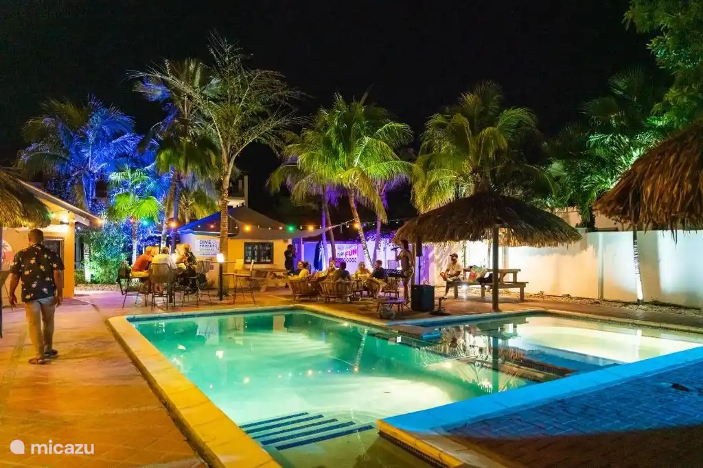 Tauchbecken und Restaurant