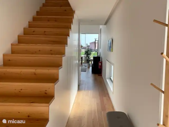 vakantiehuis huren in Portugal, Costa de Prata, Murtosa – Modern schuurhuis op het platteland Entree en trap naar 1e verdieping