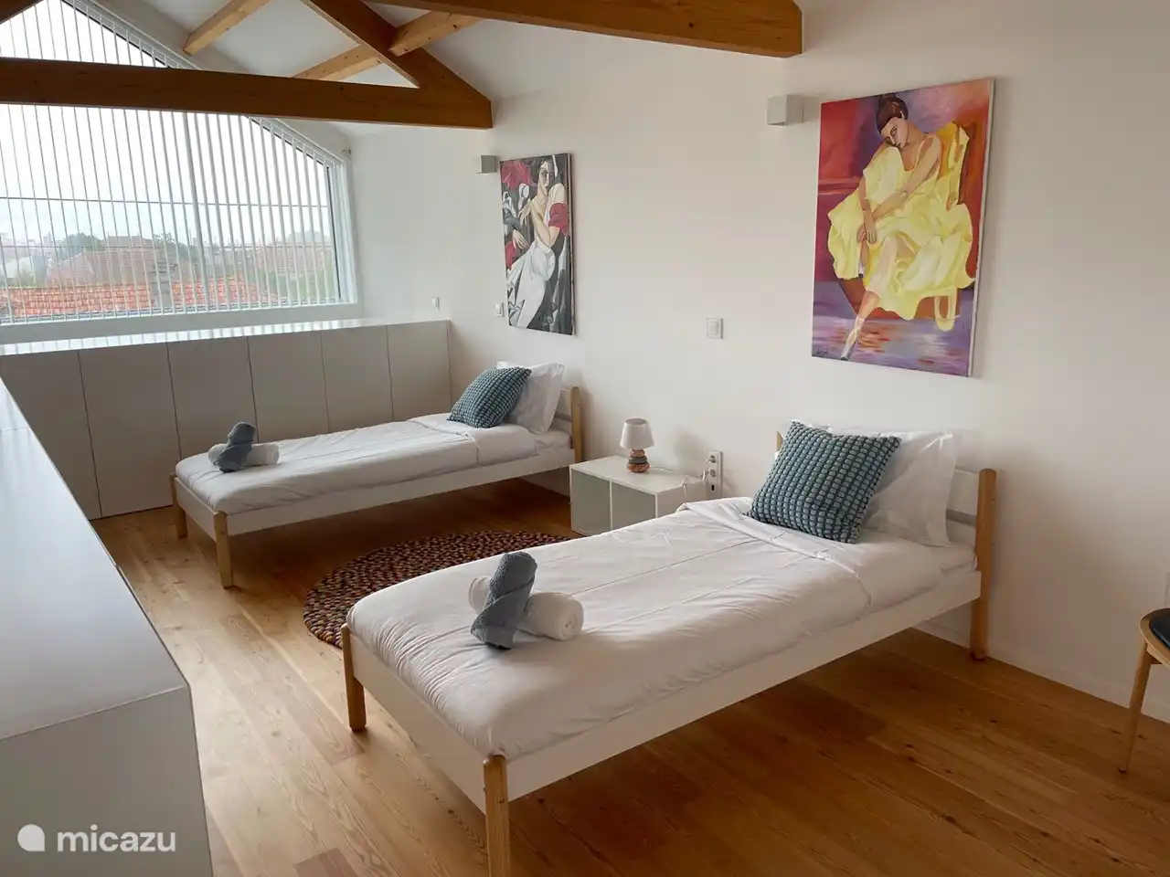 Dormitorio 2 en el primer piso con 2 camas individuales.