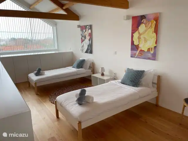 vakantiehuis huren in Portugal, Costa de Prata, Murtosa – Modern schuurhuis op het platteland Slaapkamer 2 op de eerste verdieping met 2 eenpersoonsbedden