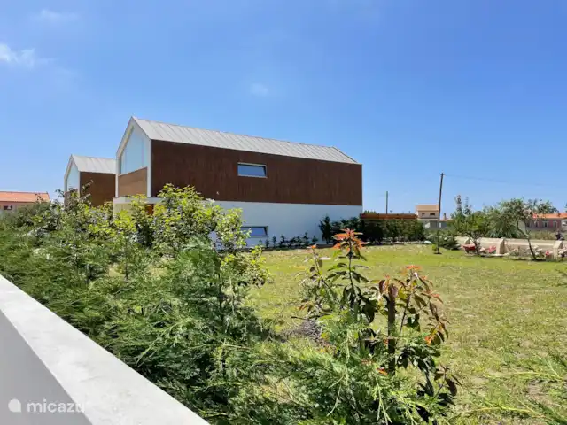 vakantiehuis huren in Portugal, Costa de Prata, Murtosa – Modern schuurhuis op het platteland Tuin met fruitbomen