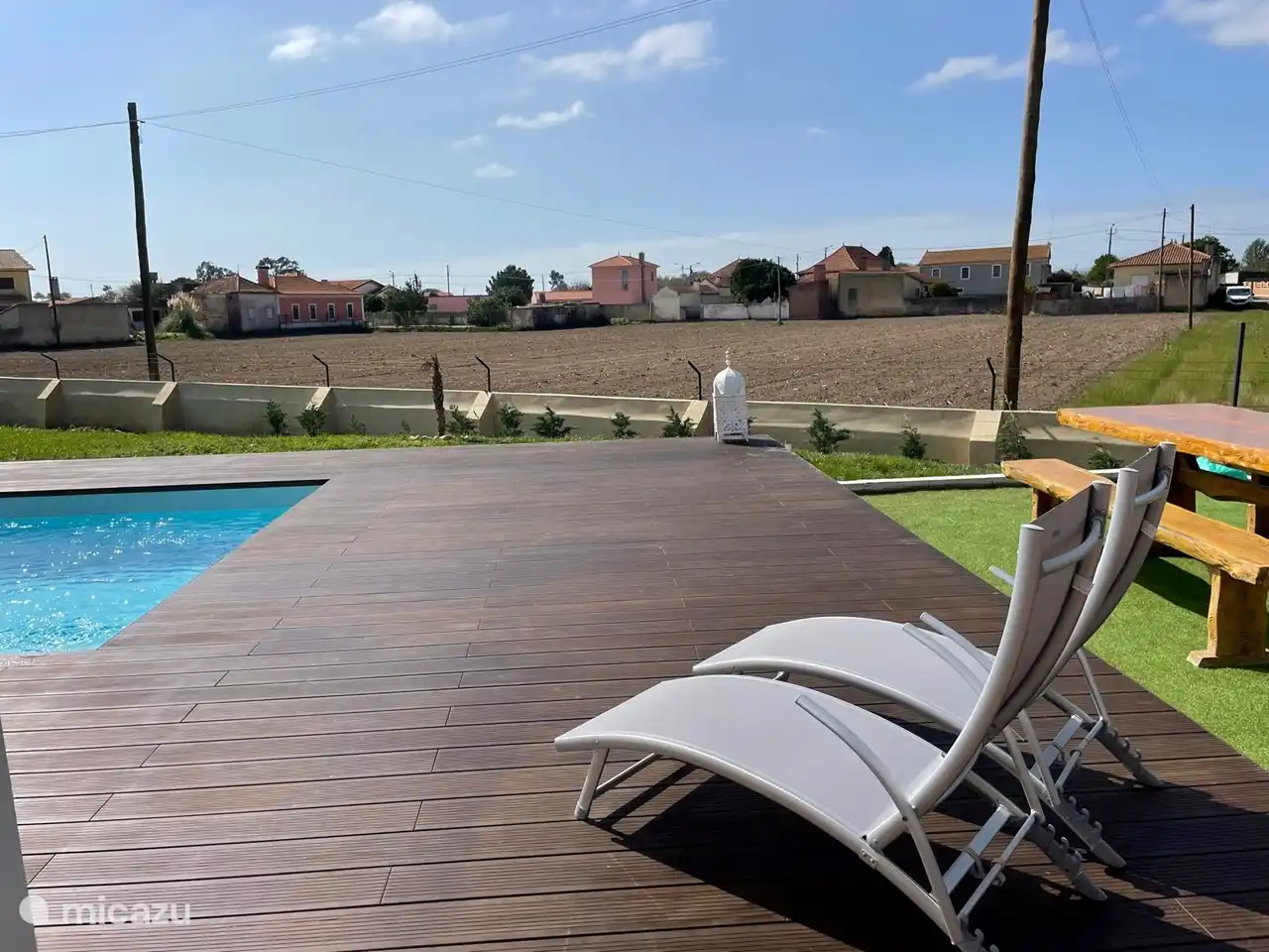 Amplia terraza con tumbonas.