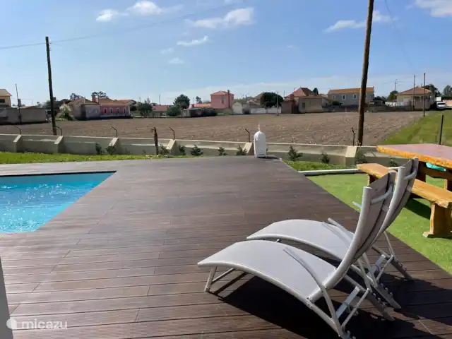 vakantiehuis huren in Portugal, Costa de Prata, Murtosa – Modern schuurhuis op het platteland Ruim terras met ligstoelen