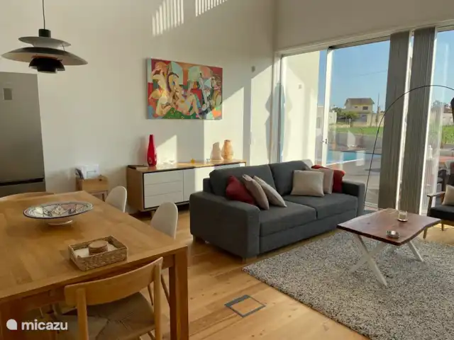 vakantiehuis huren in Portugal, Costa de Prata, Murtosa – Modern schuurhuis op het platteland Woonkamer met toegang tot terras en zwembad