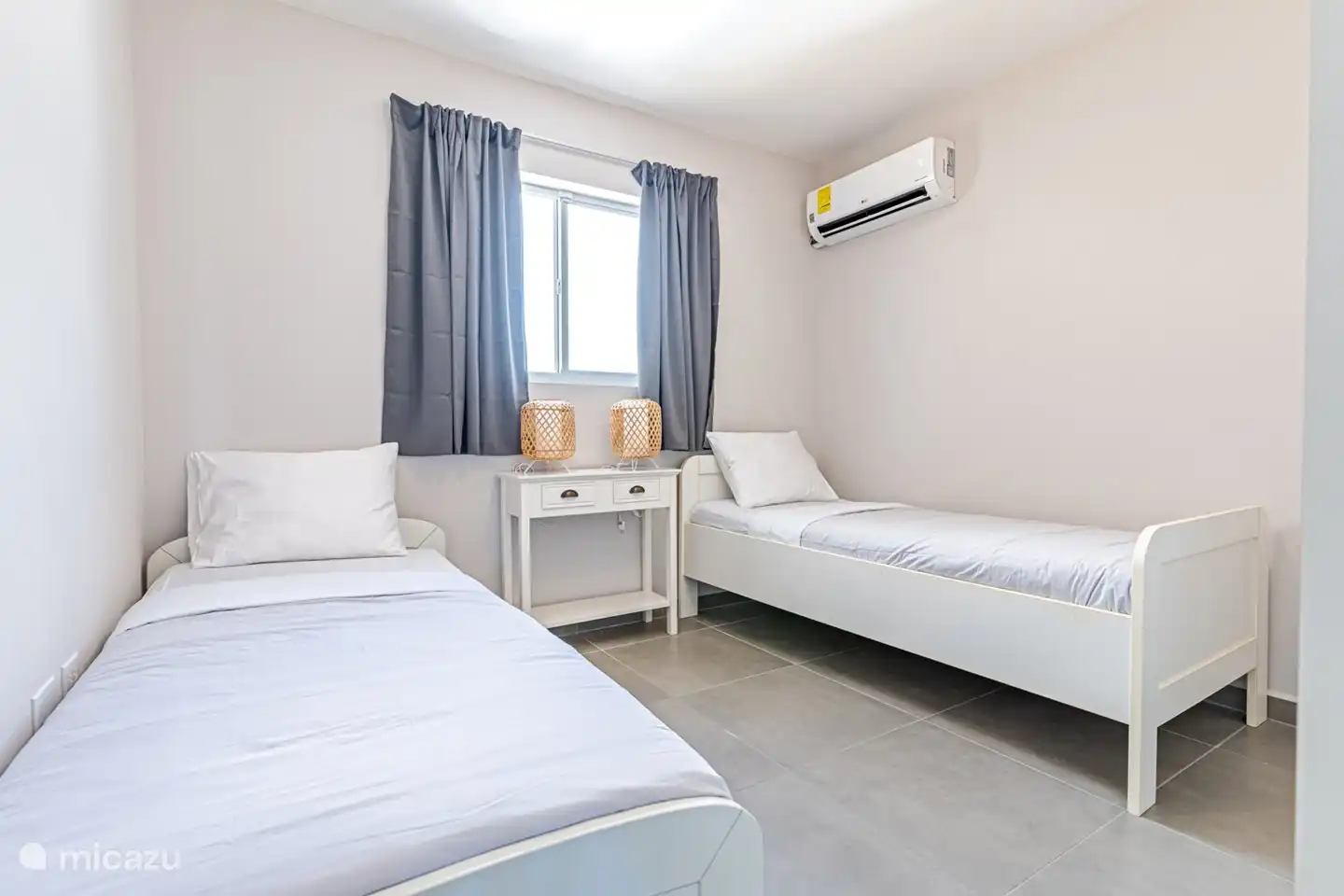 Zimmer mit 2 Einzelbetten von 80 x 200 cm und einem Kleiderschrank. Ausgestattet mit Klimaanlage