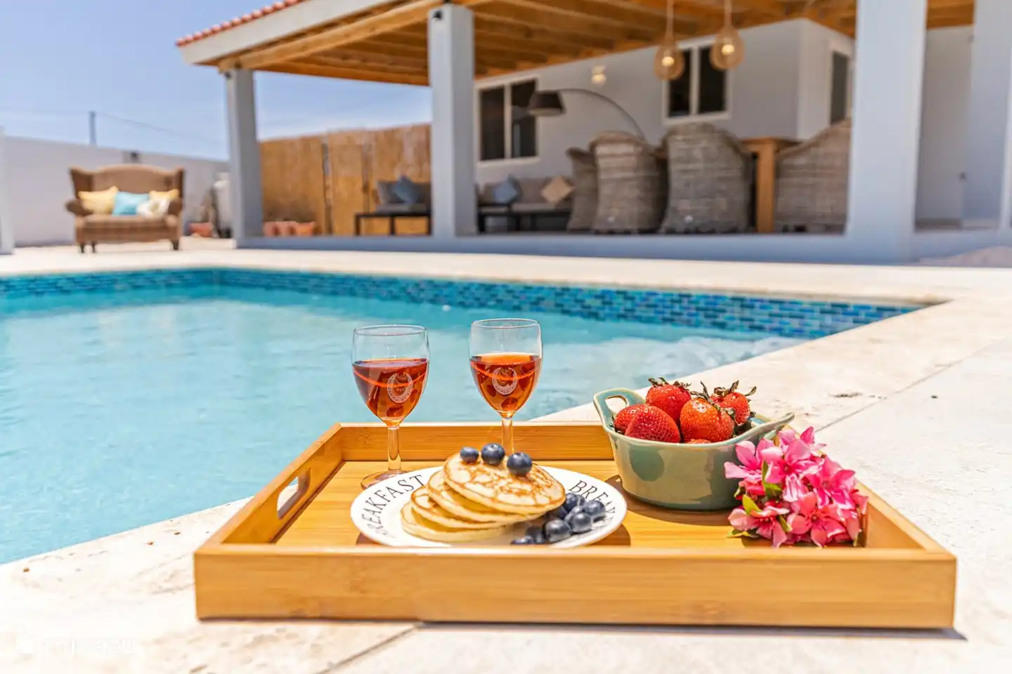 Genießen Sie die Sonne und erfrischen Sie sich im herrlichen Badewasser.