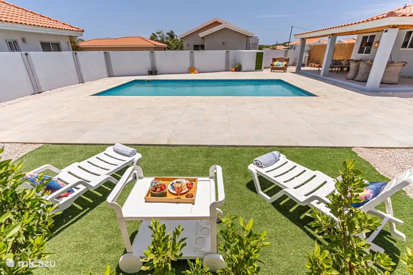 Genießen Sie die Sonnenliegen.