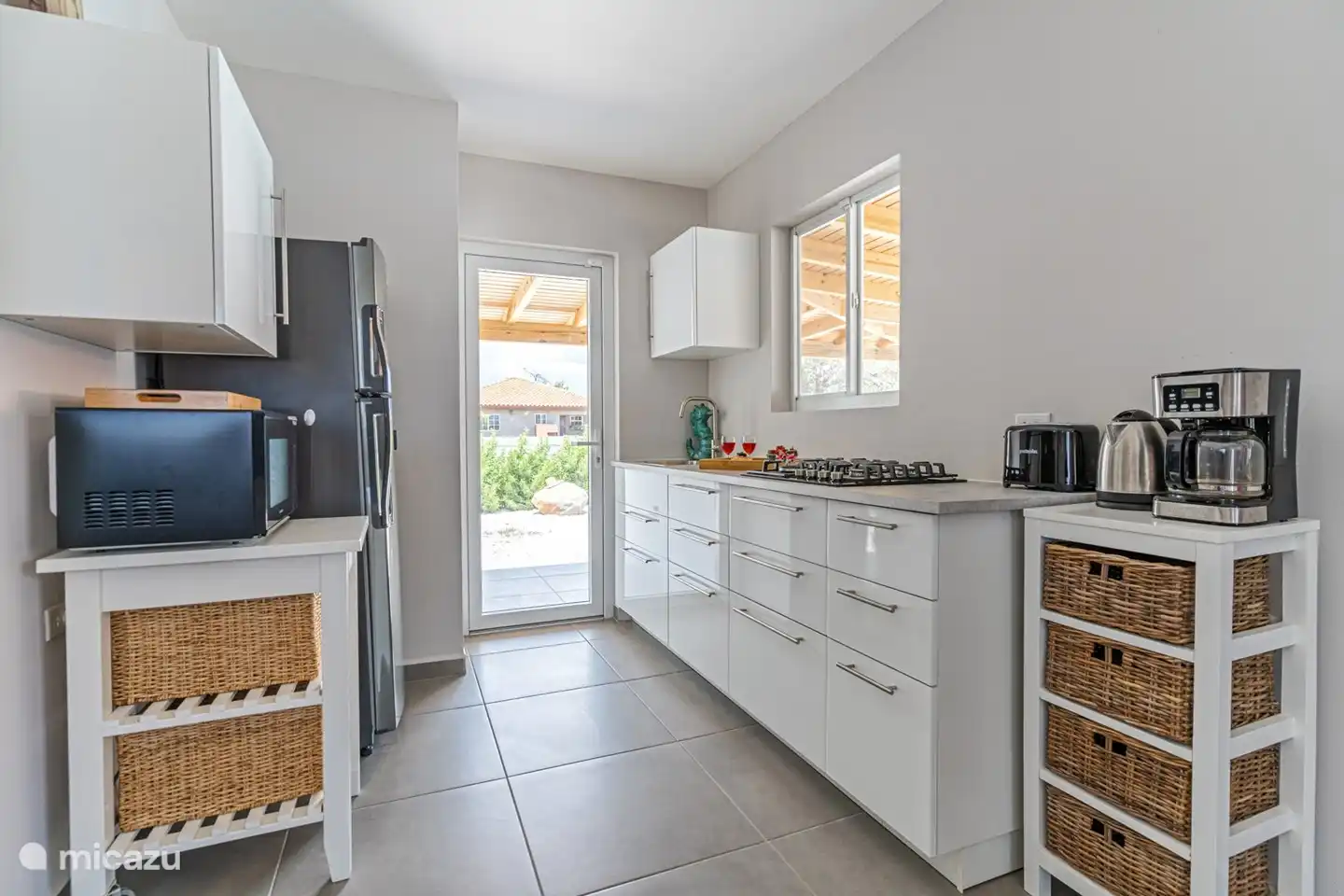 Küche komplett ausgestattet, um eine köstliche Mahlzeit zuzubereiten.