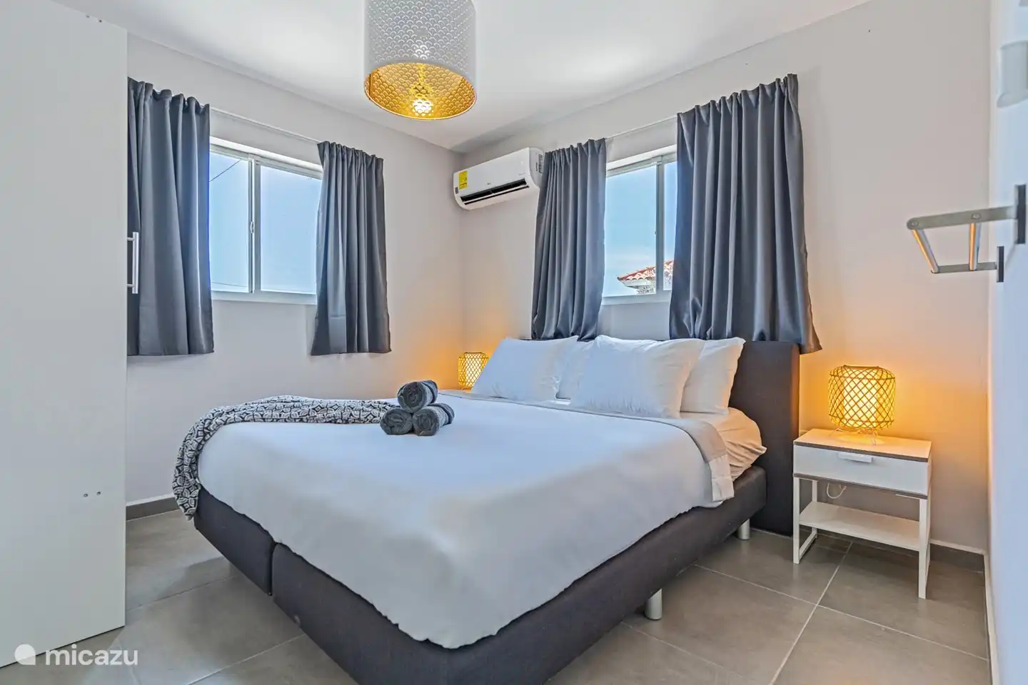 Hauptschlafzimmer mit 180 x 200 cm großem Bett und Kleiderschrank. Ausgestattet mit Klimaanlage. Safe vorhanden.