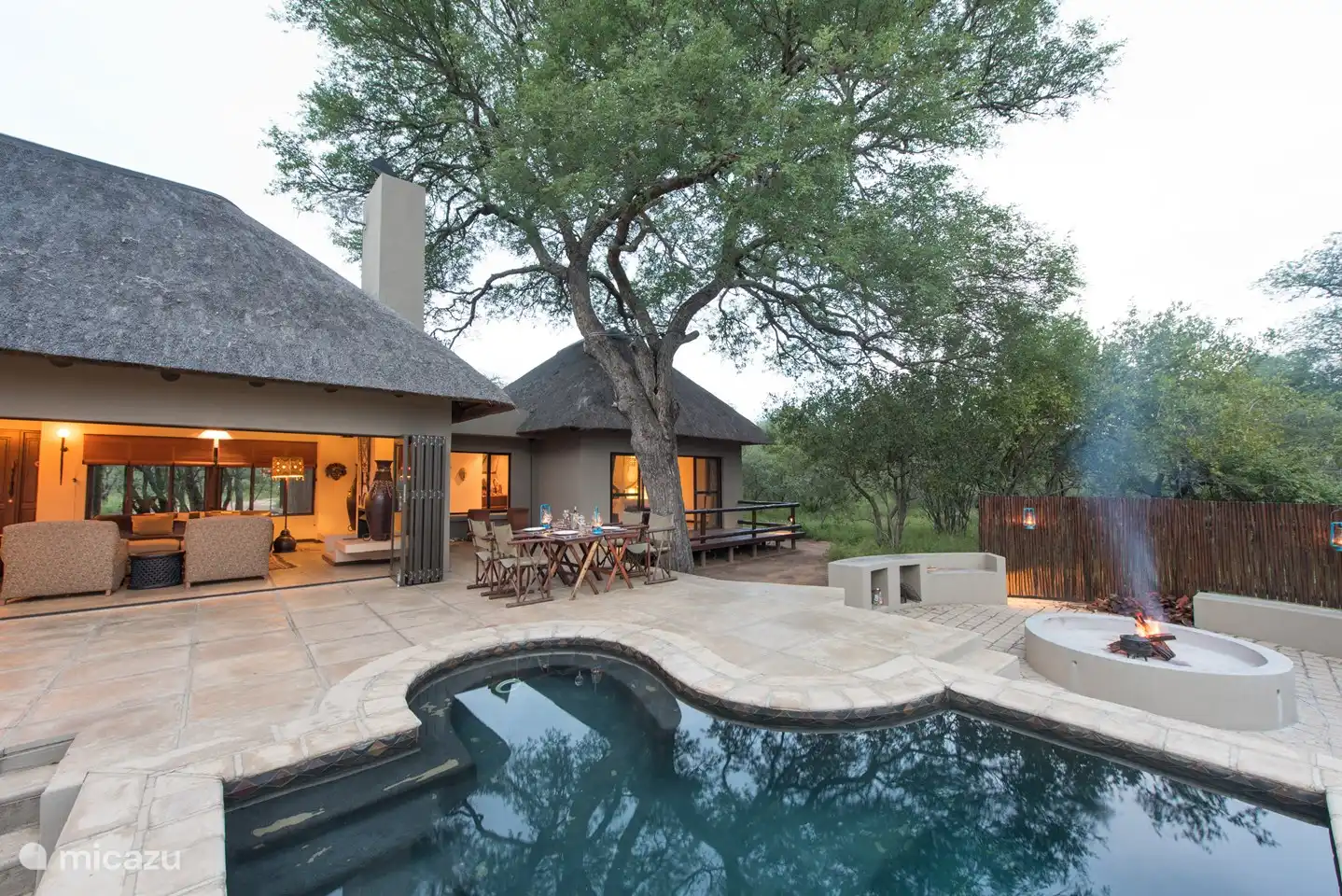 Das Haus vom Schwimmbad aus gesehen