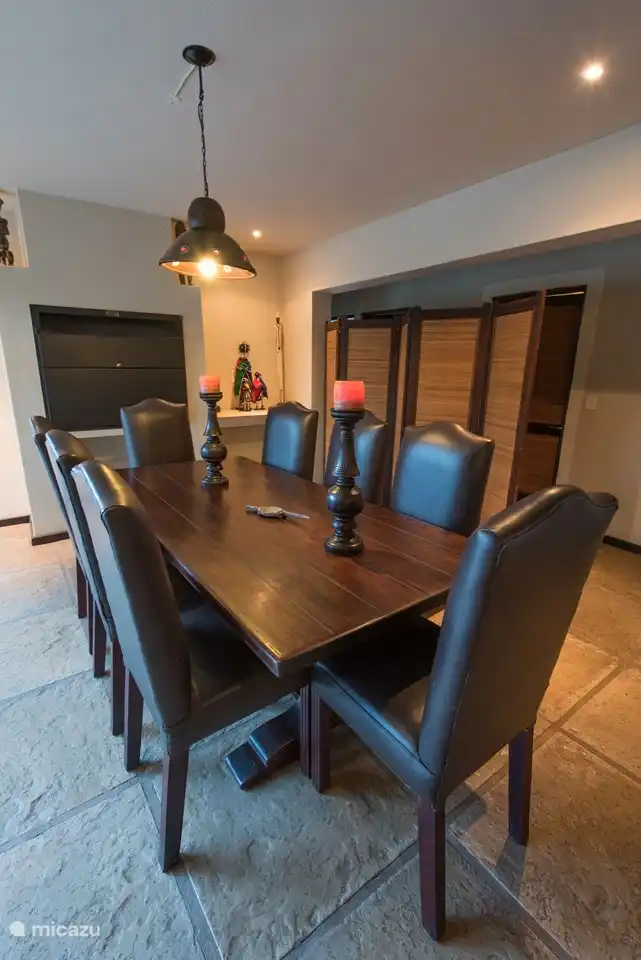 Essbereich mit eingebautem Grill