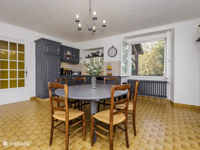 Rigalbenque en Francia, Lot,  Salviac - casa vacacional Mesa de comedor y cocina