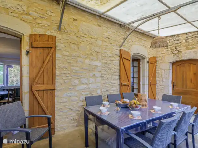Rigalbenque en Francia, Lot,  Salviac - casa vacacional Mesa de comedor en la terraza