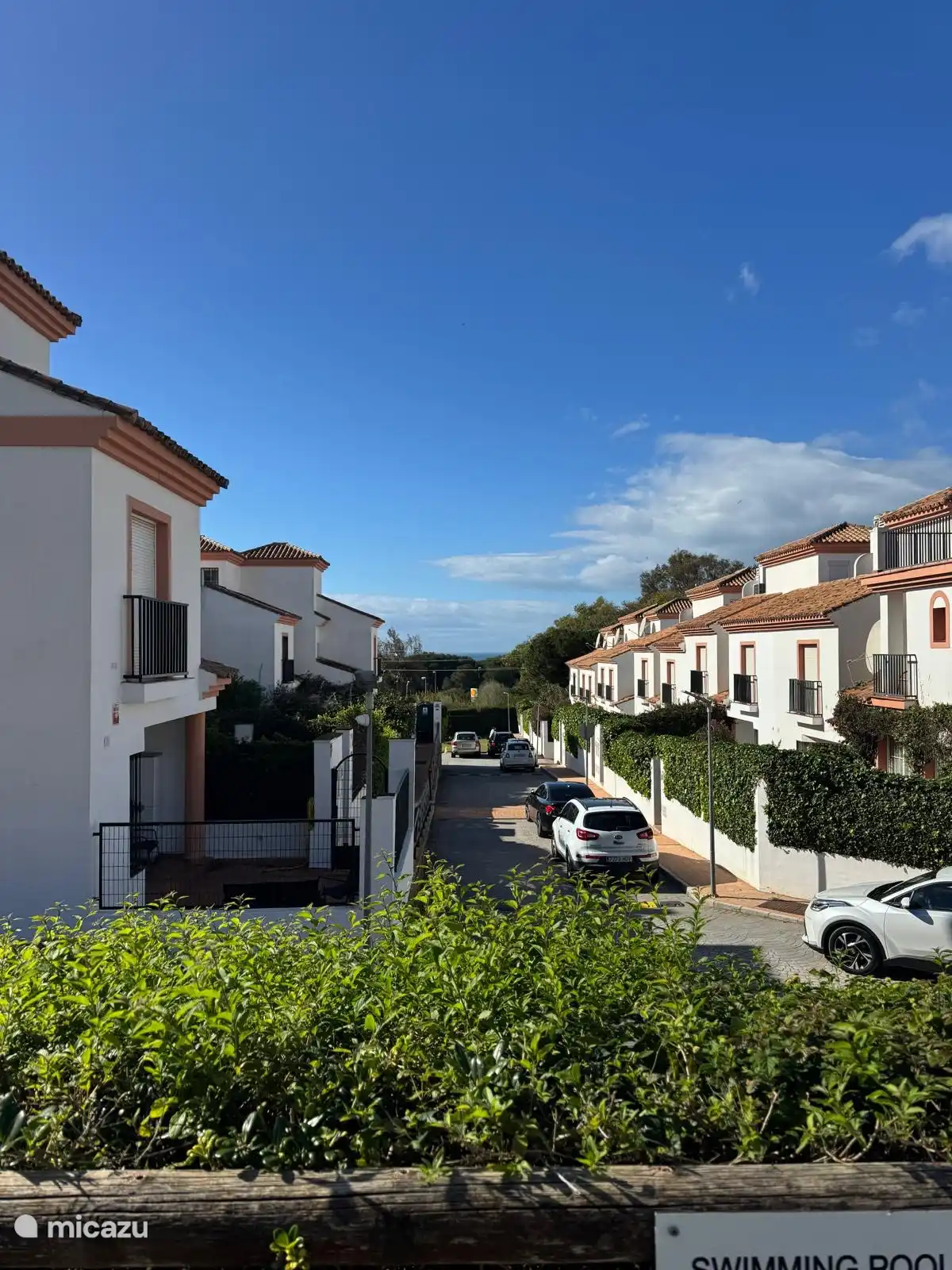 straat in de urbanisatie met parkeermogelijkheden 
