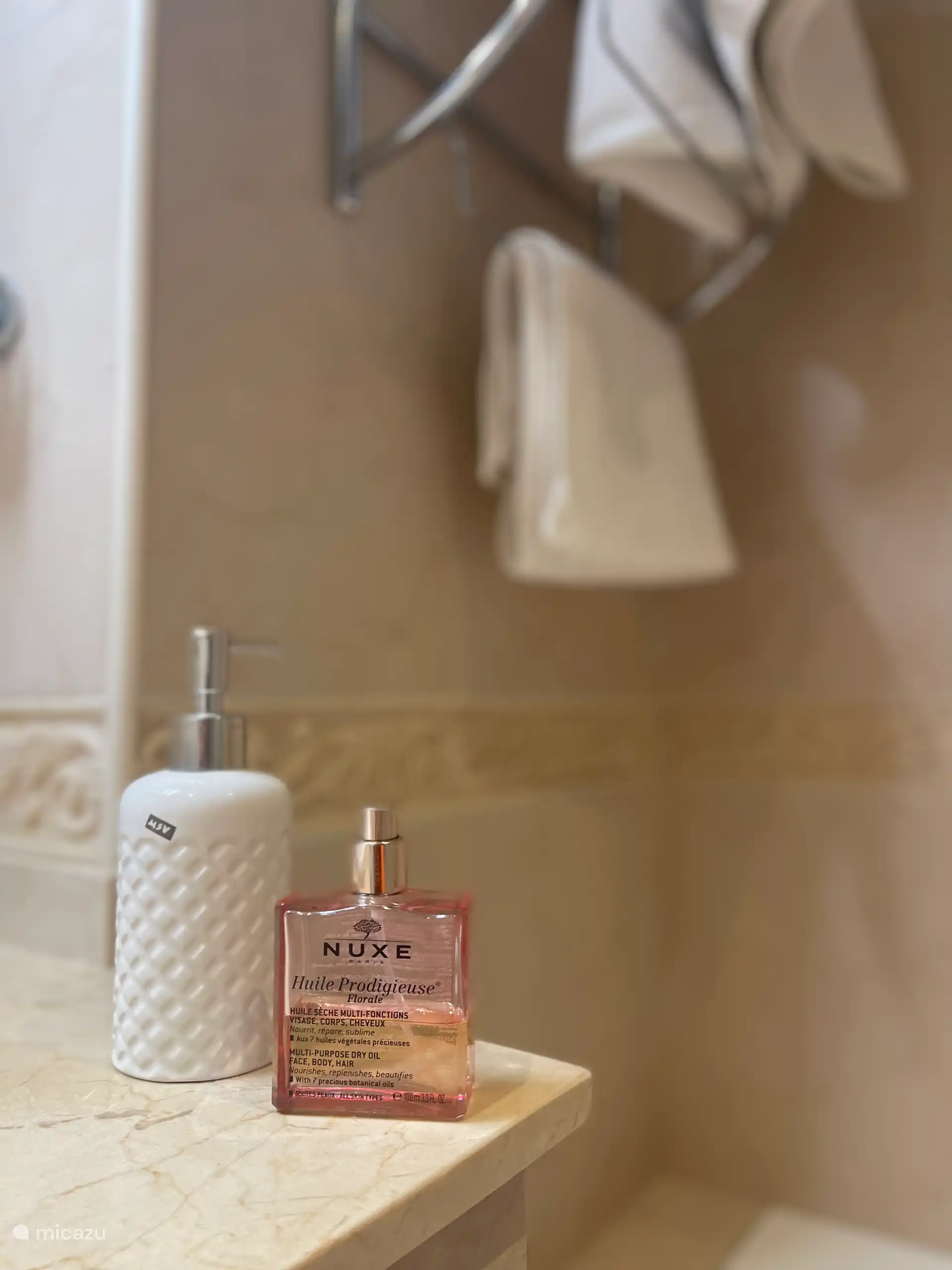 Nice bathroom complete with bidet / bath and toilet 