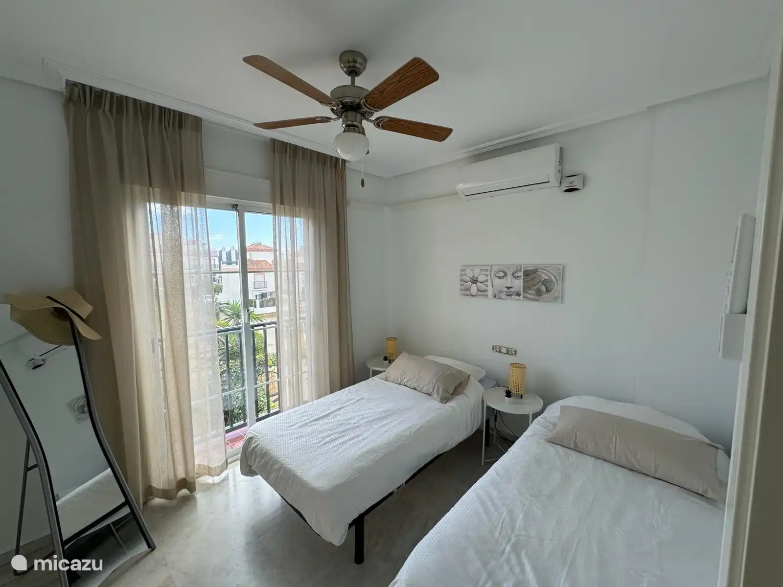 Front bedroom with two single beds. Equipped with built-in wardrobe and ceiling fan. Also renewed air conditioning, separately adjustable.