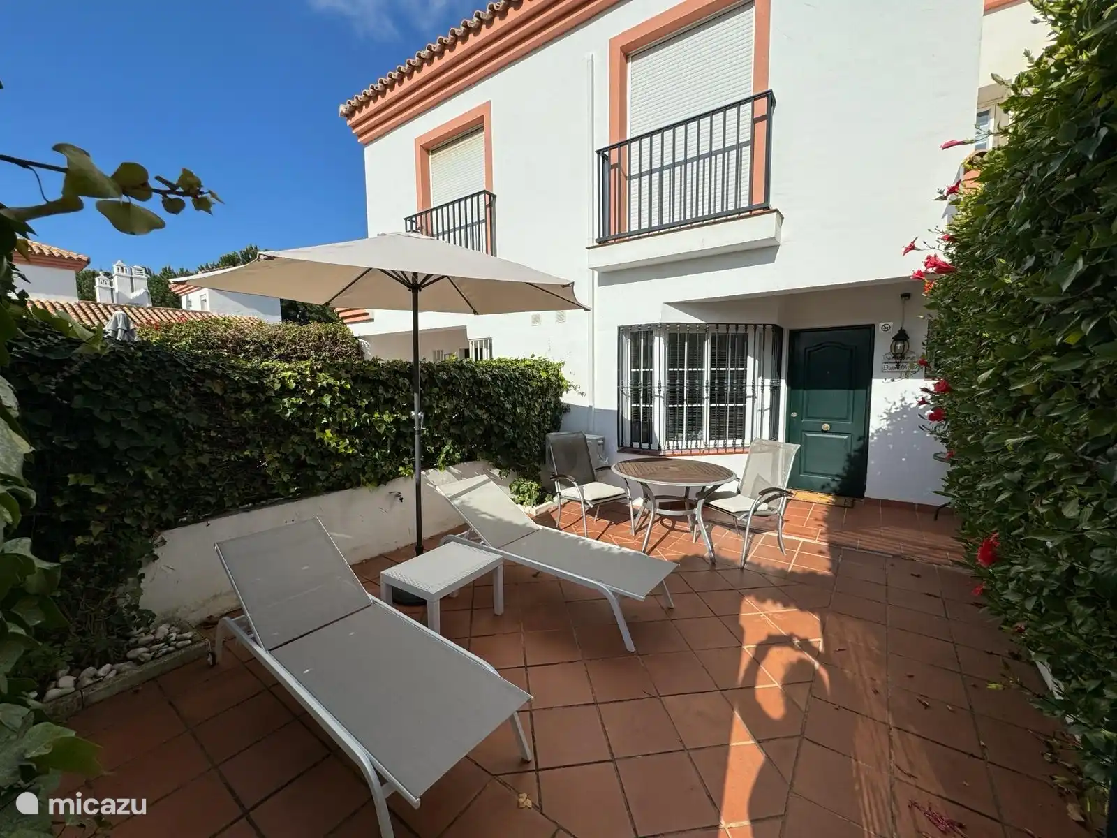 Private terrace where you can walk through the door onto the pool. Here you can sunbathe in complete privacy or enjoy your cup of coffee on the terrace by the front door. Equipped with 2 nice sunbeds, parasol and a garden set where you can have breakfast with 4 people. 