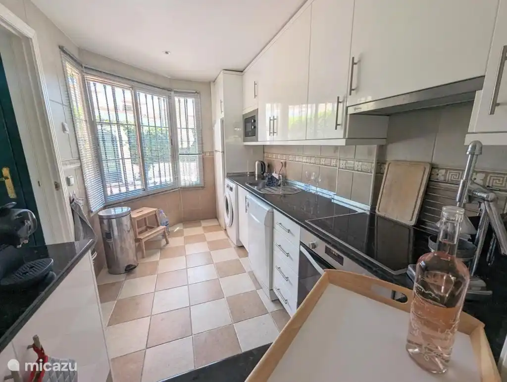 A fully equipped kitchen with washing machine, dishwasher, brand new oven and microwave. In addition, it is equipped with a new lungo coffee machine, blender and all the necessities for extensive cooking and baking.