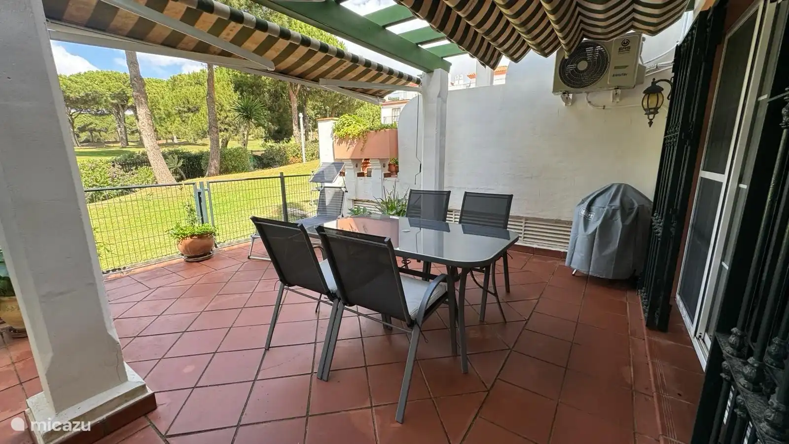 From the spacious terrace you have a beautiful view of the beautiful golf course.
You can look straight onto hole 12 and dream away from your terrace, looking over the beautiful plants and trees.
The terrace has a new garden set for 6 people and 2 drop-down awnings. Barbecue (Weber) 