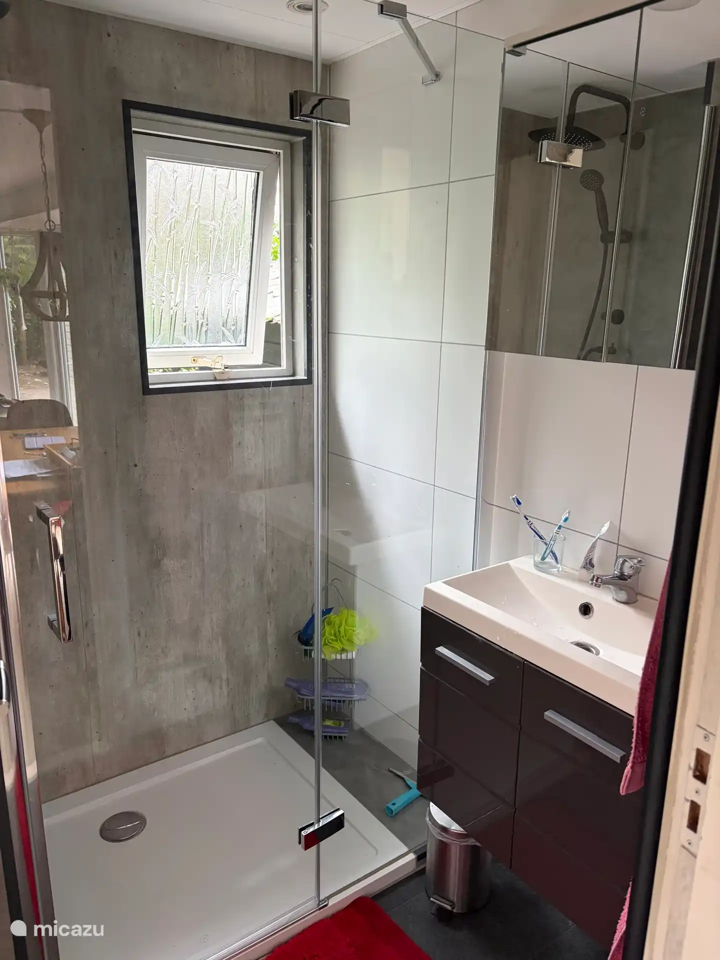 Badkamer met ruime douche