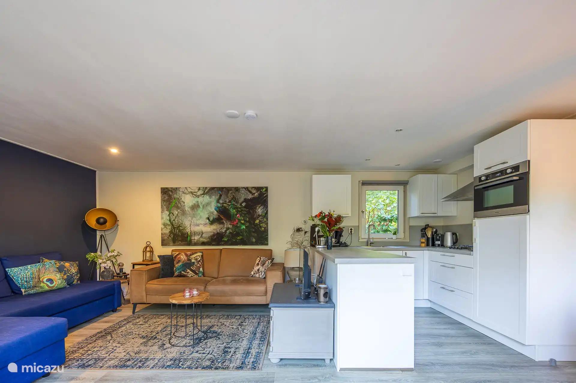 Geräumige offene Küche mit Backofen/Mikrowelle, Kühlschrank mit Gefrierfach, Geschirrspüler, 4 verschiedenen Kaffeemaschinen und reich ausgestattet.