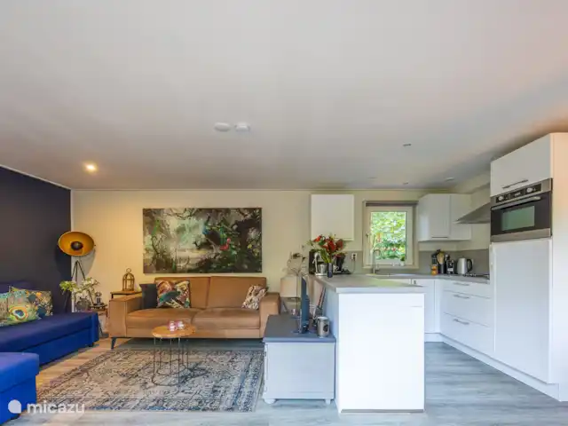 chalet huren in Nederland, Gelderland, Doornspijk – De Eekhoorn M20 Ruime open keuken met oven/,magnetron, koelkast met vriesvak, vaatwasser, 4 verschillende koffiemachines en rijk uitgerust.