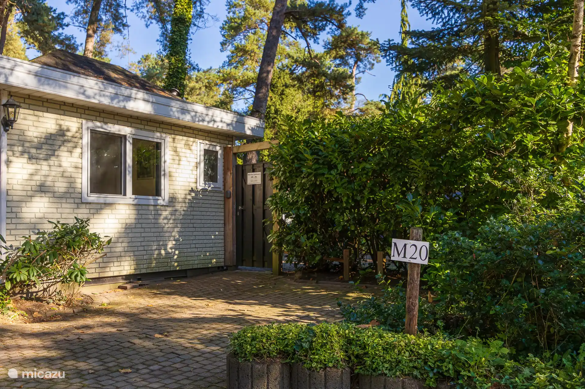 Der Eingang mit eigenem P-Punkt