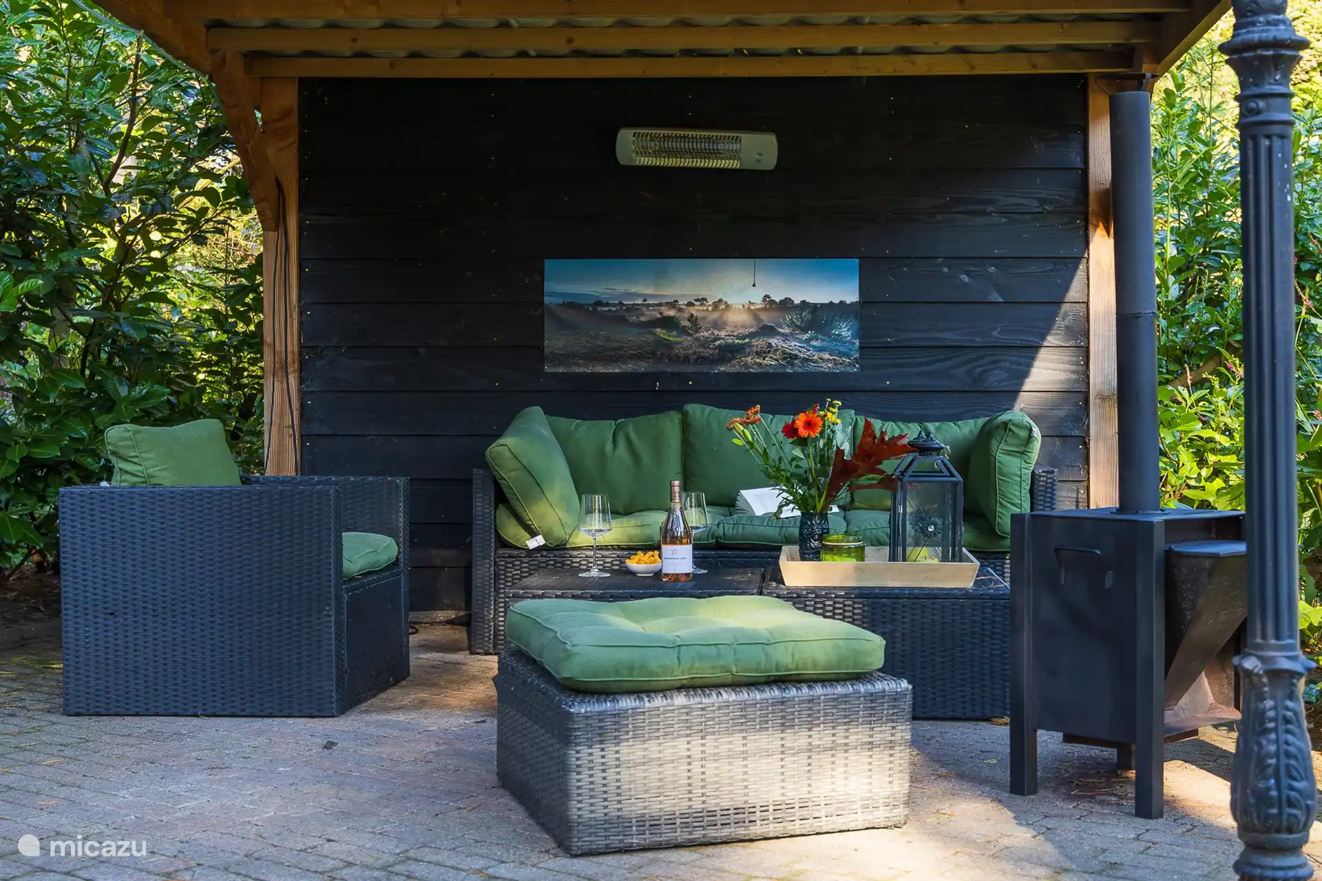 Schöne Sitzgelegenheit mit Blick auf den Teich.