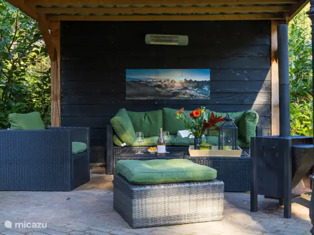 chalet huren in Nederland, Gelderland, Doornspijk – De Eekhoorn M20 heerlijk zitten met uitzicht op de vijver.