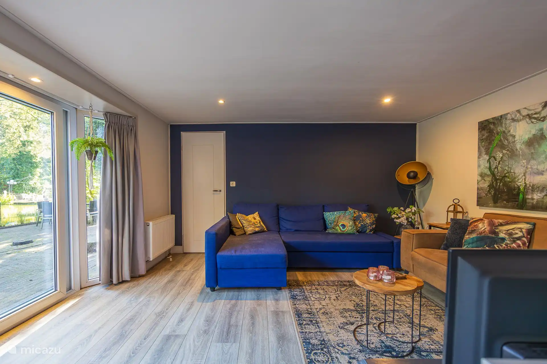 Wohnzimmer mit Schiebetüren, Fernseher mit Netflix, geräumigen Sofas und schön hell. (Die Decke kann entfernt werden, wenn Sie mit Hund(en) kommen.