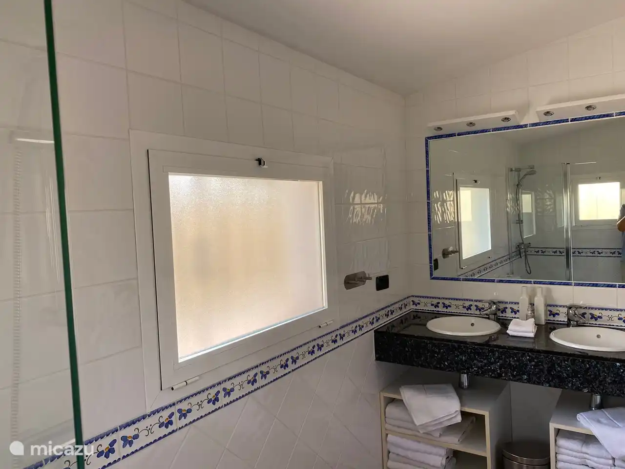 Salle de bain 1 (bleue) attenante.