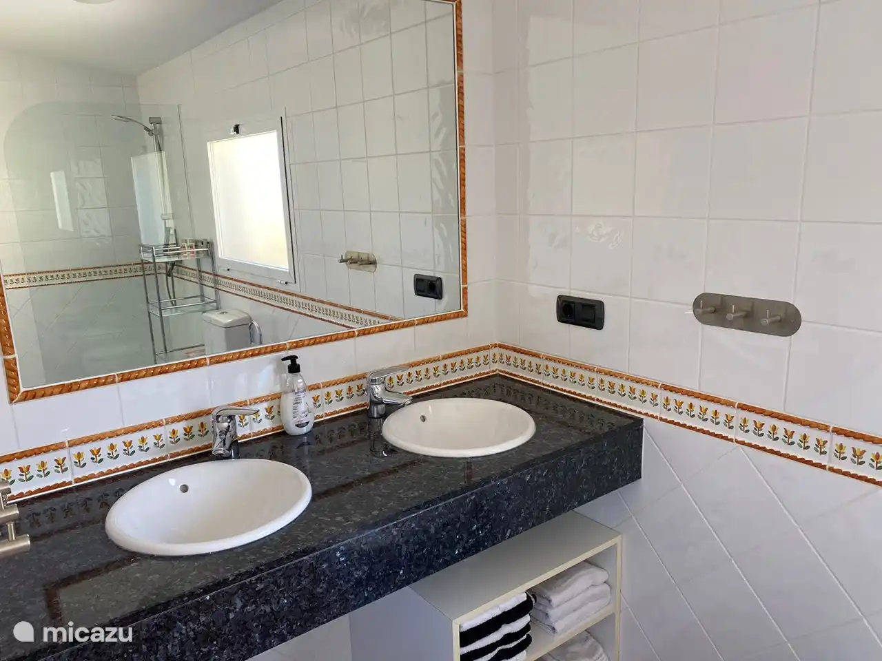 Salle de bain 2 (orange) attenante.