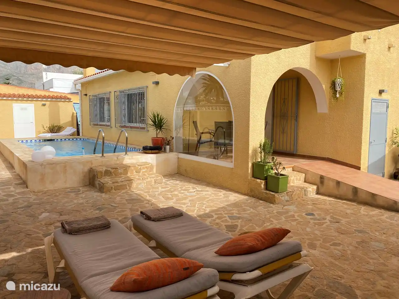 Terrasse, maison d'entrée et solarium