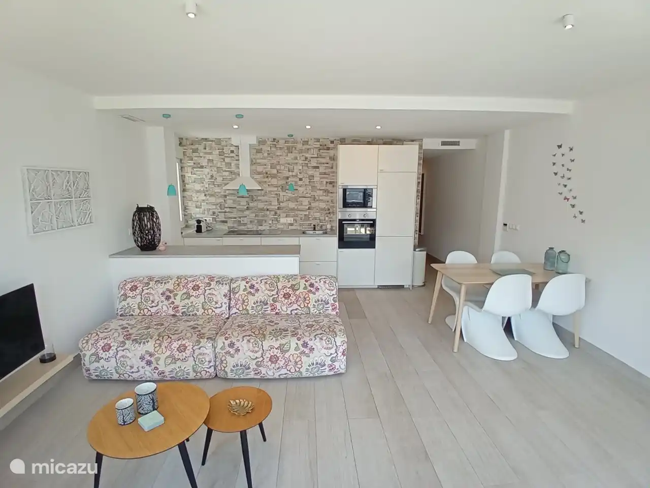 Spacious, bright living room with open kitchen, equipped with all necessary equipment.