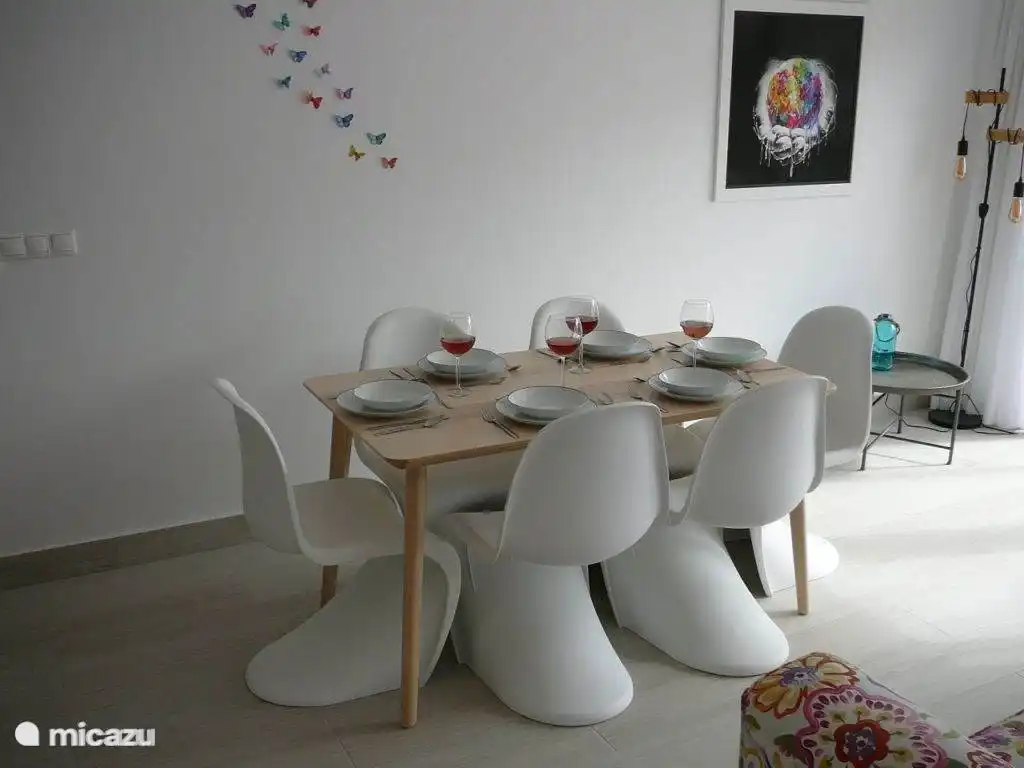 Dining area for 6 people.