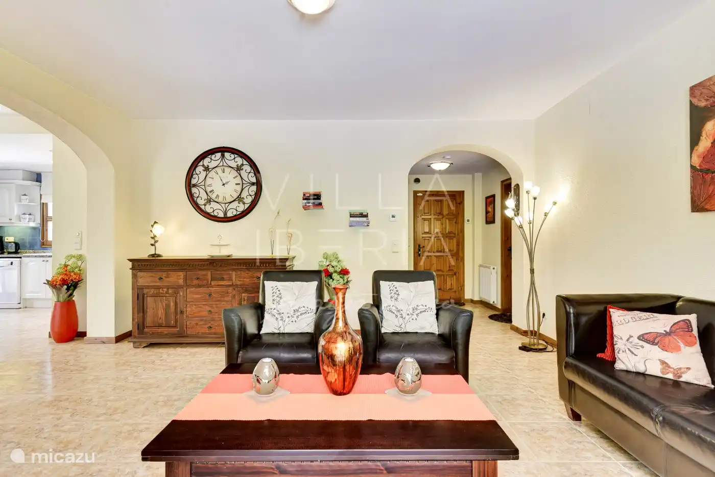 Salon avec entrée principale et sur le côté droit entrée du débarras/buanderie