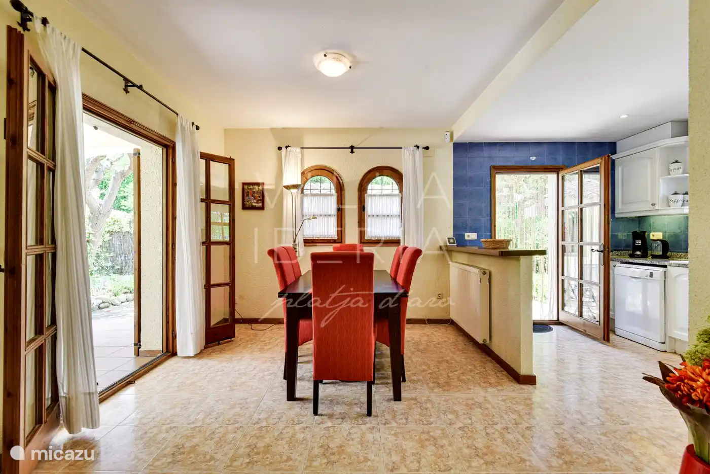 Table à manger près de la cuisine ouverte, également avec accès à la terrasse couverte 